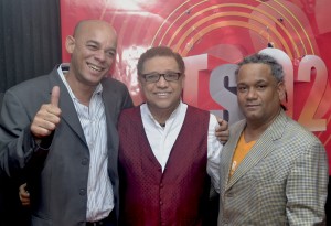Desde la izquierda, el locutor Rubio Blondy, Domingo Bautista y Peter Vásquez, jefe de programación de la emisora.