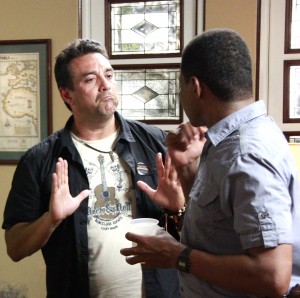 Archie López da instrucciones a Raymond Pozo en el set de "Lotoman 2.0".