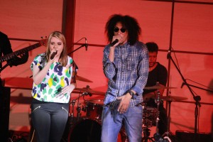 Uno de los integrantes de El Batallón cantó junto a Covi Quintana en su show.