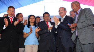 El presidente Danilo Medina realiza el corte de cinta que deja formalmente inaugurada las 6 nuevas escuelas en La Vega. [Foto: Ángel Álvarez Rodríguez/Presidencia]