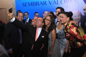 Euri Cabral aprovecha la ocasión para tomarse un selfie con parte del staff de Señales TV.