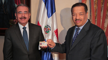 El presidente Danilo Medina recibió el documento de manos de Roberto Rosario, presidente de la JCE.