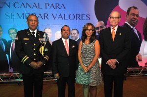 Desde la izquierda, Manuel Castro Castillo, jefe de la Policía Nacional; Euri Cabral, Zinayda Rodríguez y Víctor Gómez Bergés.