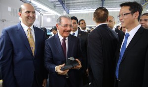 El presidente Danilo Medina durante su visita a la zona franca de Tamboril.