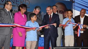 El presidente Danilo Medina realiza el corte de cinta para dejar formalmente inauguradas 148 aulas, distribuidas en 10 escuelas, en la provincia Duarte.