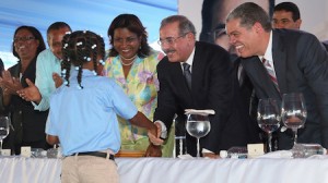 La alumna Ashley Mariel recibe el saludo del presidente Danilo Medina, luego de haber pronunciado un emotivo discurso.