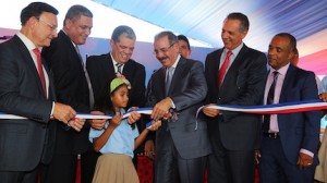 El presidente Danilo Medina hace el corte oficial de la cinta para dejar inaugurada la escuela.