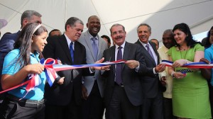 El presidente Danilo Medina corta la cinta para dejar inaugurada una de las escuelas. [Foto: Presidencia].
