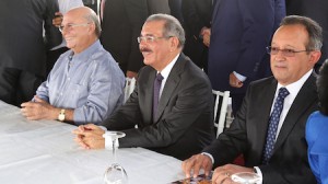 Presidente Danilo Medina Sánchez junto al ex presidente Hipólito Mejía y el ministro de Agricultura, Ángel Estévez.