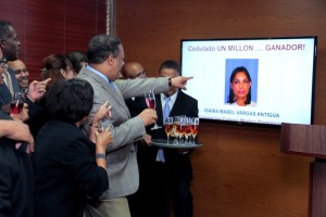 Roberto Rosario  Márquez,  muestra la pantalla  donde sale la foto de Isaira Mabel Vargas Antigua.