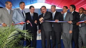 El presidente Danilo Medina corta la cinta que dejó inauguradas las escuelas. [Foto: Ángel Álvarez Rodríguez/Presidencia].