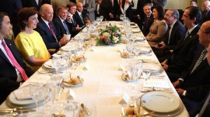 El presidente de la República, Danilo Medina, y el vicepresidente de los Estados Unidos, Joseph Biden, junto a sus respectivas comitivas, comparten en el Salón-Comedor del Palacio Nacional.