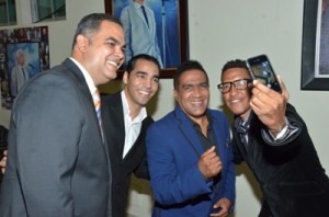 El merenguero compartió con los presentes y se hizo fotos  con algunos. En la imagen Máximo Jiménez, Kelvin Mejía y el periodista Diomelo Martínez que puso a Kinito a posar para un selfie.  