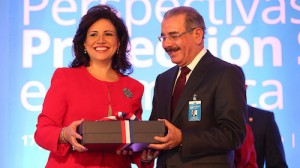 El presidente de la República, Danilo Medina, y la vicepresidenta Margarita Cedeño de Fernández intercambian obsequios previo al acto de apertura del Foro.