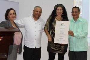 Manuel Frías, Pedrito Feliz y María del Carmen Ramírez entregan un reconocimiento a la cantautora Alicia Baroni.