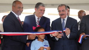 l presidente Danilo Medina realiza el corte de cinta para entregar 76 nuevas aulas a los estudiantes de la provincia Monseñor Nouel.