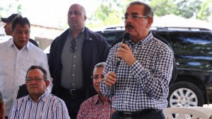 El presidente Danilo Medina conversa con representantes de la comunidad de Guerra. [Foto: Luis Ruiz Tito/Presidencia].
