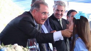 El presidente Danilo Medina saluda y felicita a la estudiante Briany Rodríguez.