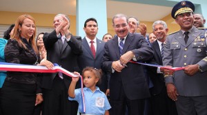 El presidente Danilo Medina realiza el corte de cinta, con el cual entrega la Escuela Básica de la Policía Nacional. [Fotos: Presidencia]