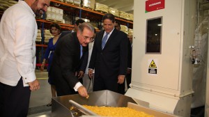 Danilo Medina en planta corn flakes Jul 28 2014