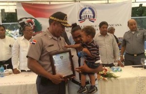 El jefe de la Policía, Manuel Castro Castillo entrega reconocimiento a viuda de raso.