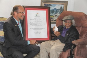 Ramón Oviedo recibe certificado de manos del ministro de Cultura, José Antonio Rodríguez.