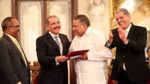 Juan Bolívar Díaz recibe el premio del presidente de la República, Danilo Medina. | Ángel Álvarez Rodríguez/Presidencia.