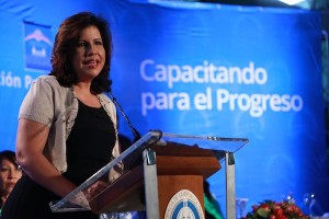 Margarita Cedeño de Fernández en la graduación de los nuevos beneficiarios del programa social.