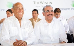 Presidente Medina y Óscar De la Renta, sonríen durante el acto inaugural de la nueva empresa hotelera.| Alfredo Olaverría/Presidencia