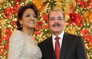 El presidente Danilo Medina encabeza el acto de encendido del árbol de la Navidad, en el Palacio Nacional, acompañado de su esposa, Cándida Montilla de Medina.| Presidencia