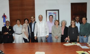 El jurado, encabezado por el ministro de Cultura, José Antonio Rodríguez, que seleccionó a Elsa Núñez para el Premio Nacional de Artes Plásticas.