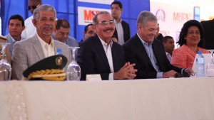 El presidente Danilo Medina, al centro, encabezó el acto de inauguración.