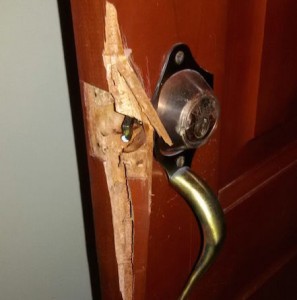 Los ladrones violentan las puertas de entrada principal de los apartamentos.