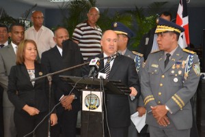 El procurador Francisco Domínguez Brito, ofreció detalles de la investigación llevada conjuntamente con agentes de la Policía Nacional, que comanda el mayor general Manuel Castro Castillo, a su izquierda.
