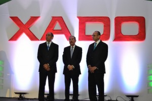 El presidente Danilo Medina, junto a Víctor Castro y Diógenes Pichardo, principales ejecutivos de Premium.