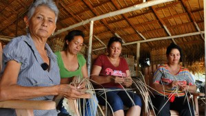 Guano mujeres tejedoras Abr 2015