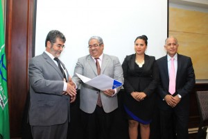 Chanel Rosa Chupany recibe el Certficado ISO 9001:2008 de manos de Gonzalo Cano, les acompañan Diana Pérez Rubiera y Bernardo Matías.