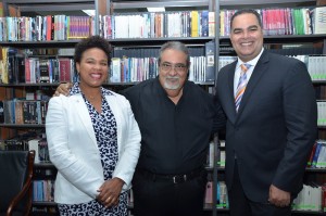 Desde la izquierda, Aída Montero, directora de la Biblioteca Juan Bosch, Anthony Ríos, y el periodista Máximo Jiménez. | Porfirio Montero/Funglode.