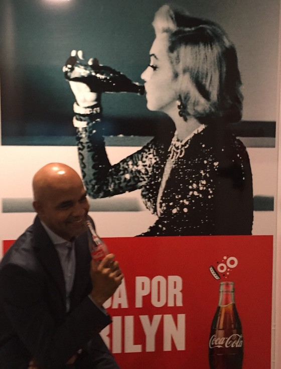 Marilyn y el autor del artículo comparten un beso y una Coca Cola.