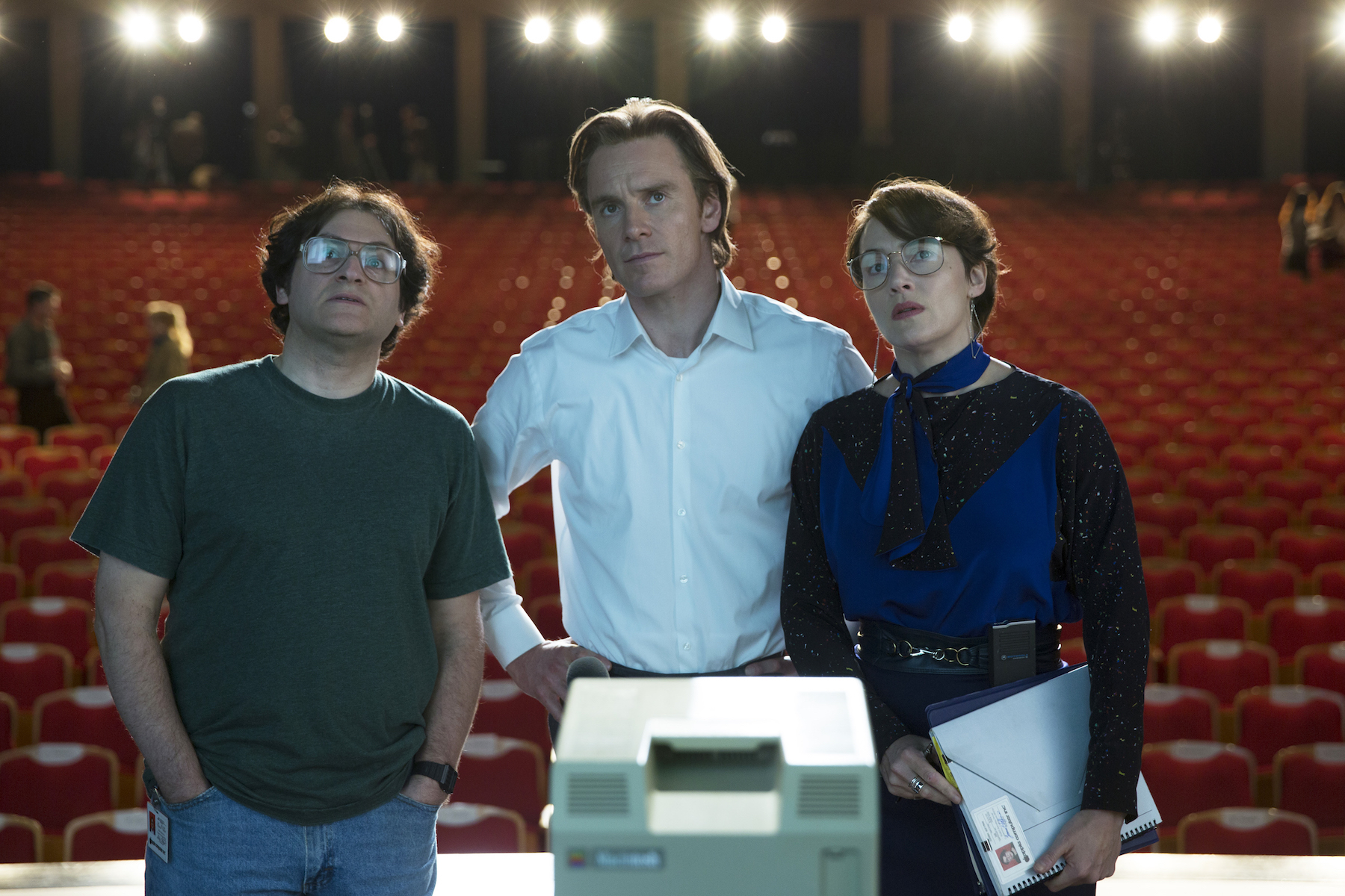 En esta foto suministrada por Universal Pictures, Michael Stuhlbarg, desde la izquierda, Michael Fassbender y Kate Winslet, en una escena de "Jobs." (Francois Duhamel/Universal Pictures).