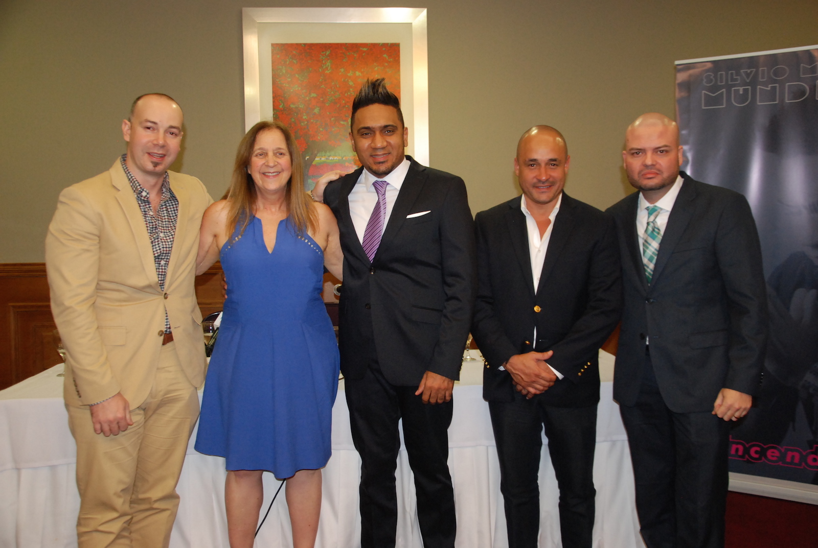 Marti Cuevas junto a Silvio Mora y otros ejecutivos del sello Mayimba Récords.