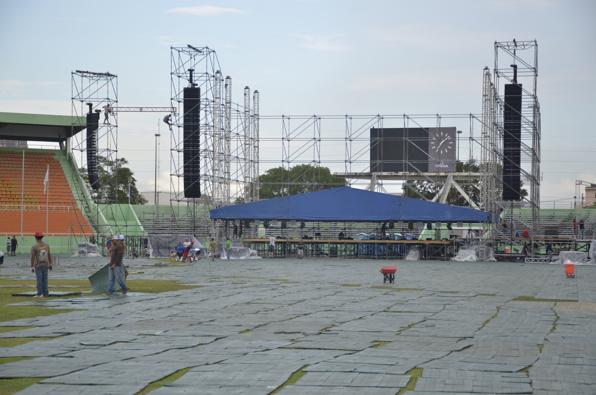 Así lucía el montaje del escenario para el Santo Domingo en Vivo cuando el concierto fue pospuesto.
