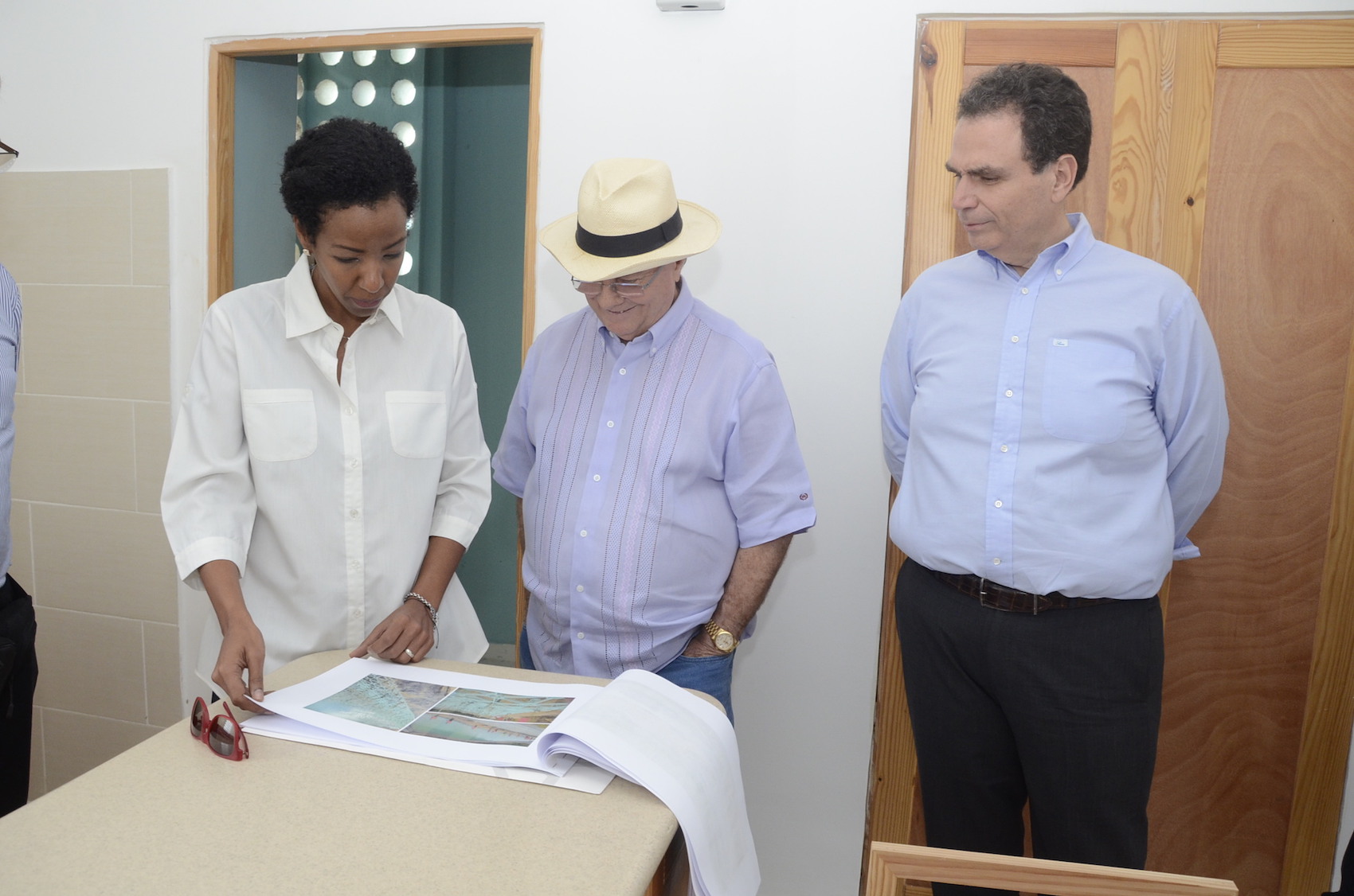 Patricia Cuevas, coordinadora general del Proyecto La Barquita, junto al empresario José Miguel González, muestra el plano de la obra.