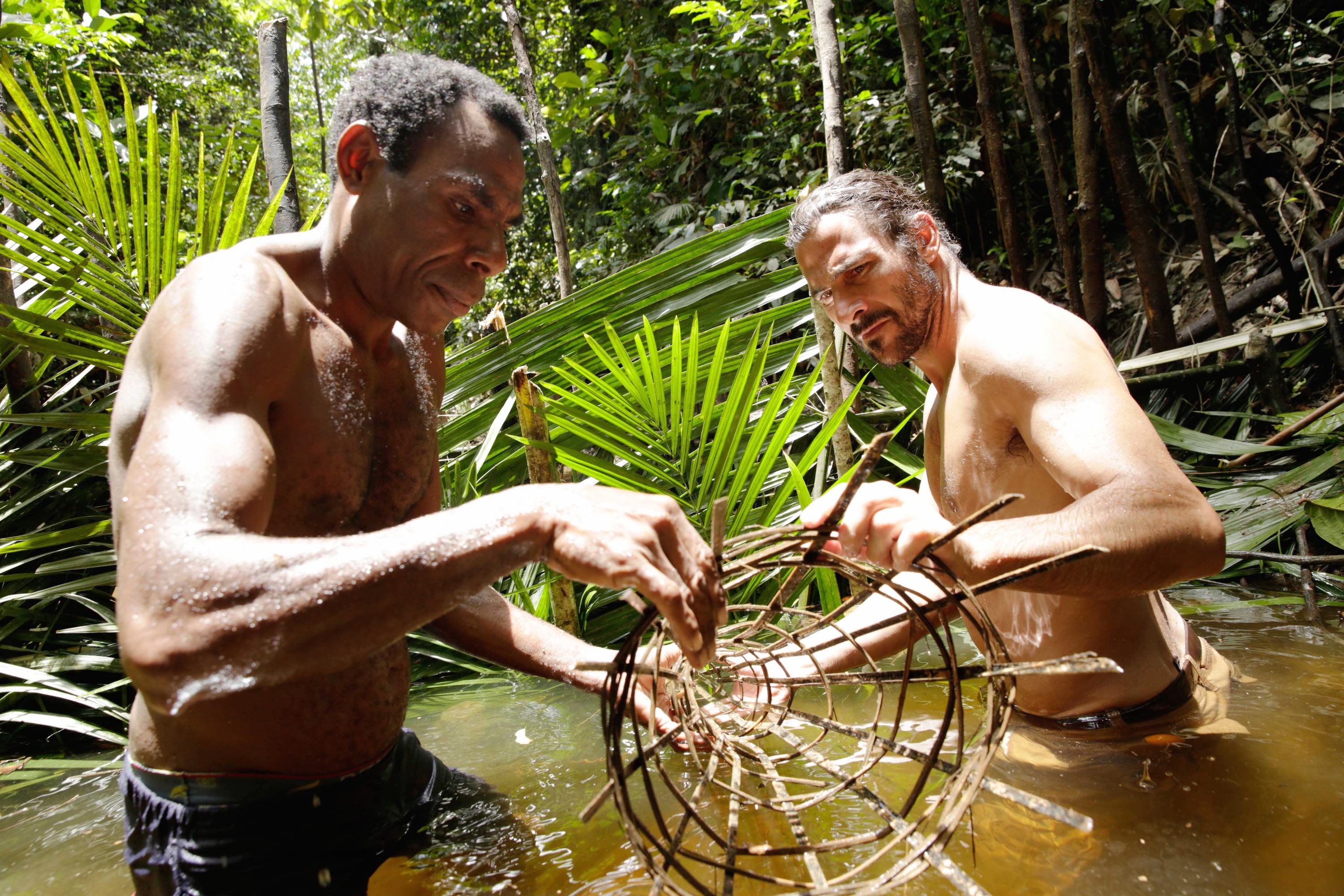 PAPA NEW GUINEA - Hazen inspecciona una trampa para atrapar pescado con Robin. | National Geographic Channels/Stuart Trowell.