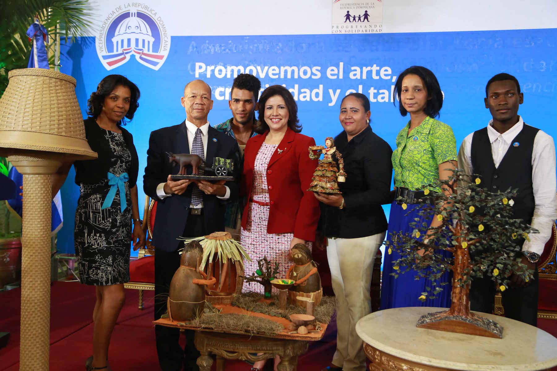 Margarita Cedeño de Fernández junto a los ganadores del concurso Premio Nacional Artesania. | Ruth Acosta.