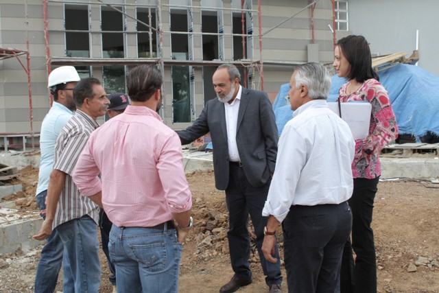 El ingeniero Francisco Pagán, al centro, conversa con personal que trabaja en la construcción del edificio.