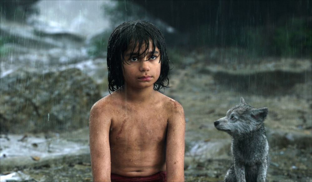 Mowgli, interpretado por Neel Sethi, en una escena de "El libro de la selva". | Disney.