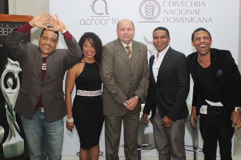 Los humoristas con el presidente de Acroarte (centro), Jorge Ramos, en la actividad celebrada previa a los Premios Soberano.