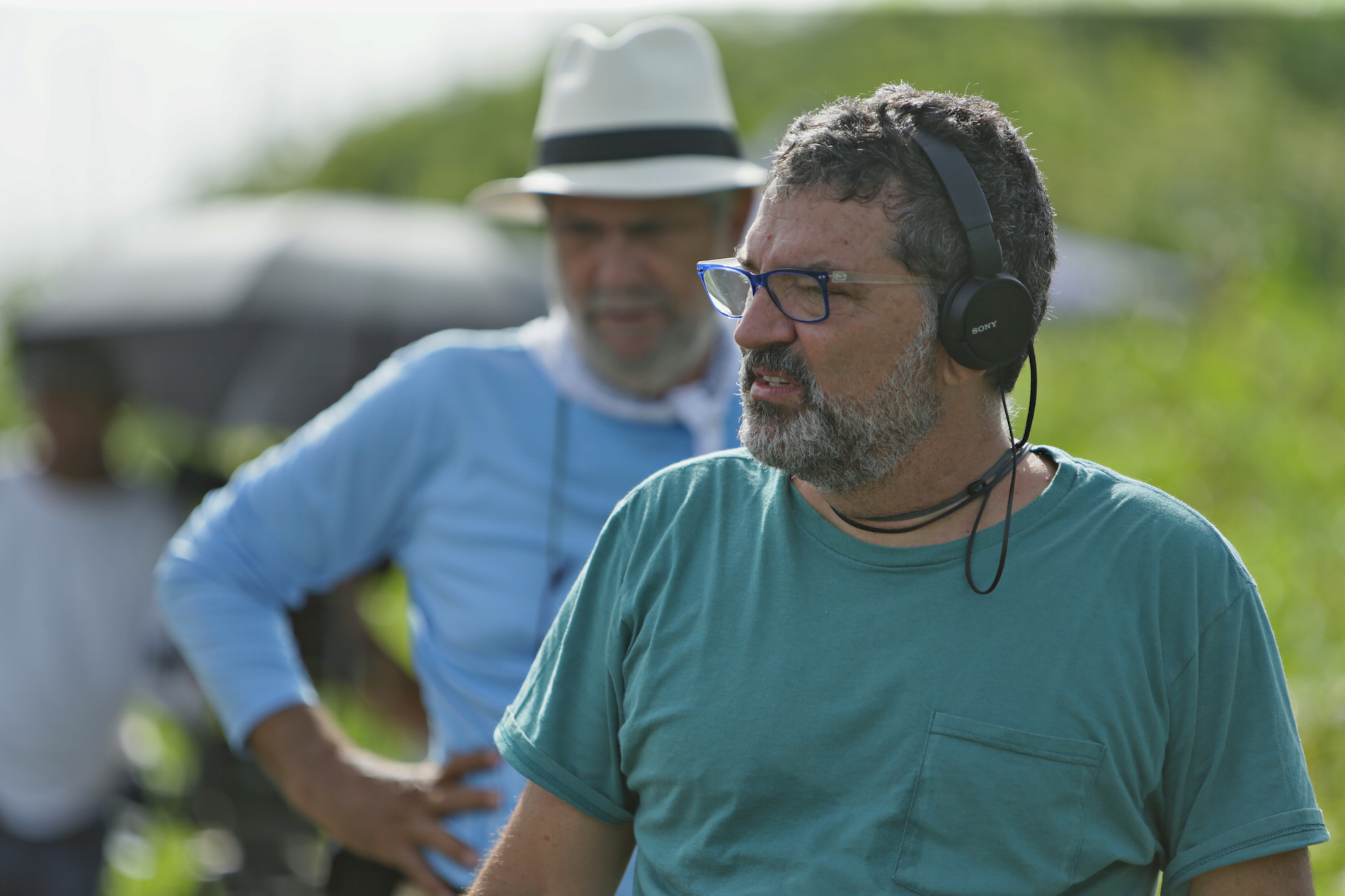 El director Félix Germán, en primer plano, junto al director de fotografía Peyi Guzmán.
