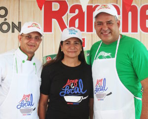Chef Rafael Torres, Luisa Feliz y Melvin Ramírez, alcalde de Sánchez.